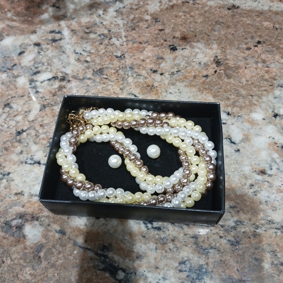 2009 Avon "Ensemble-Cadeau Julie" Faux Pearl Gift Set in Box. Old Stock. - Picture 9 of 9